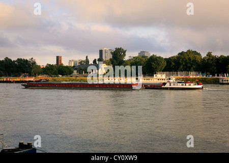 Barca commerciale consente di spostarsi tra i canali del fiume Danubio visto qui a Bratislava Foto Stock
