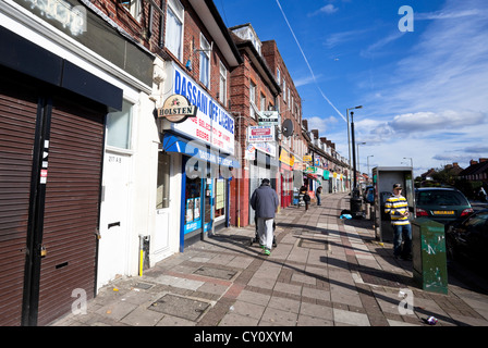 Fila di negozi su Deansbrook Road High Street, Mill Hill, Londra, Inghilterra, Regno Unito. Foto Stock