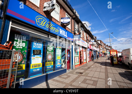 Deansbrook Road high street negozi, Mill Hill, Londra, Inghilterra, Regno Unito. Foto Stock