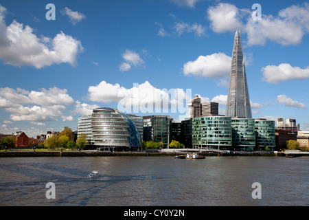 In Inghilterra. Londra. Il municipio con la costruzione di Shard dal fiume Tamigi. Foto Stock