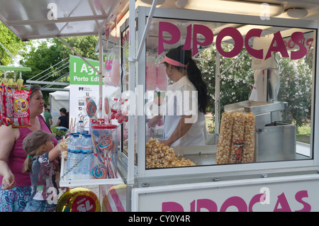 Acquisto di Candy Floss al Salone del libro, Lisbona, Portogallo Foto Stock