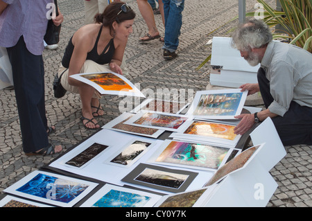 L'uomo la vendita di opere d'arte sulla strada a Lisbona, Portogallo Foto Stock