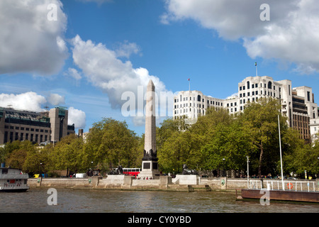 In Inghilterra. Londra. Il fiume Tamigi Embankment. Westminster. Cleopatra Needle. Foto Stock