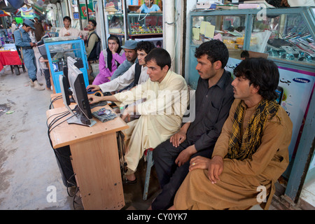 La musica e i filmati dei venditori in Kunduz, Afghanistan Foto Stock