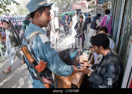 La musica e i filmati dei venditori in Kunduz, Afghanistan Foto Stock