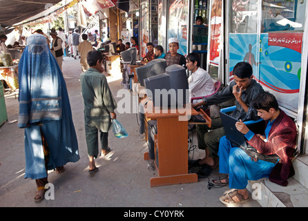 La musica e i filmati dei venditori in Kunduz, Afghanistan Foto Stock