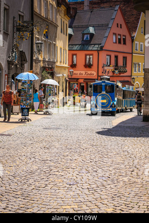 Il turista blu terra-treno navette turisti in giro per la pittoresca città bavarese di Fussen Germania Foto Stock