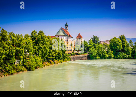 Il fiume Lech in esecuzione gio Fussen in Germania in Austria Foto Stock