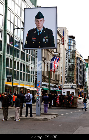 La posizione del vecchio il Checkpoint Charlie e il muro di Berlino Berlino, Germania Foto Stock