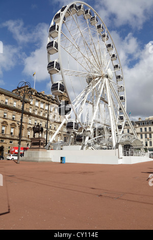 George Square con una temporanea ruota panoramica R40 nel centro di Glasgow, Scozia, Regno Unito Foto Stock