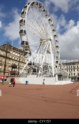 George Square con una temporanea ruota panoramica R40 nel centro di Glasgow, Scozia, Regno Unito Foto Stock