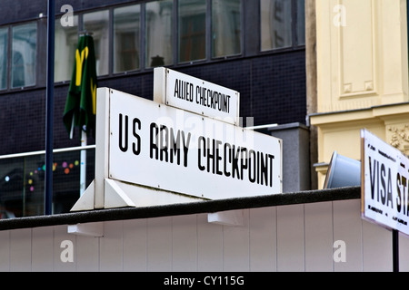 La posizione del vecchio il Checkpoint Charlie e il muro di Berlino Berlino, Germania Foto Stock