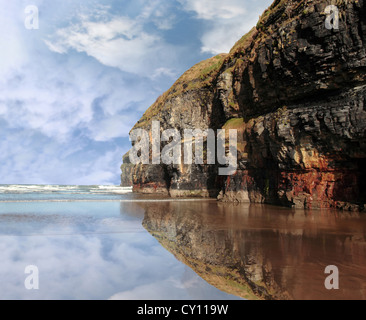 Ballybunion County Kerry scogliere e la riflessione sulla costa occidentale dell' Irlanda Foto Stock