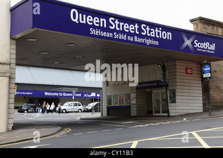 Veicolo Queen Street Station e ingresso pedonale sulla North Hanover Street nel centro di Glasgow, Scozia, Regno Unito Foto Stock