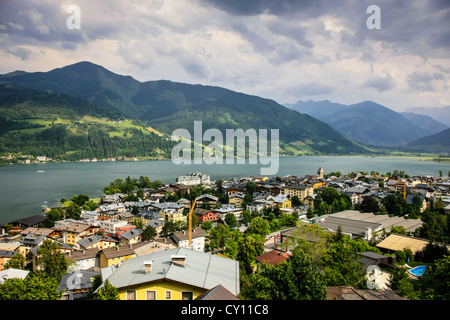 Vista sulla città di Zell Am See e il lago di Zell in Austria Foto Stock