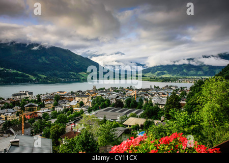 Vista sulla città di Zell Am See e il lago di Zell in Austria Foto Stock