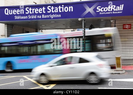 Cartello Queen Street Station con motion blured bus e auto su North Hanover Street nel centro di Glasgow, Scozia, Regno Unito Foto Stock