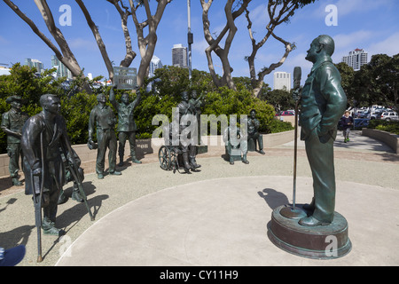 Salutiamo nazionale a Bob Hope e il militare, statue di truppe guardando Bob Hope eseguire nei pressi di portaerei a San Diego Foto Stock