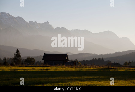 Antico casale di legno nelle Alpi Bavaresi prima del tramonto Foto Stock