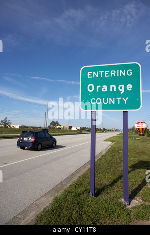 Auto entrando in Orange county sulla US 192 autostrada vicino a Orlando Florida usa Foto Stock