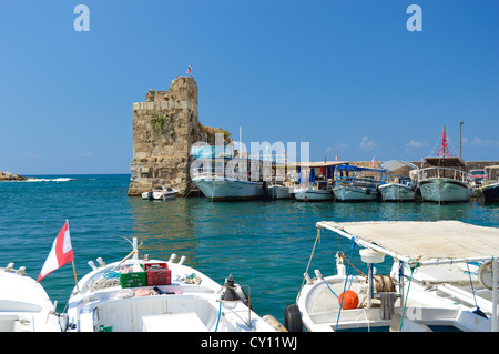 Porto e Castello dei crociati nella città fenicia di Byblos, Libano, abitato ininterrottamente per più di 7000 anni. Foto Stock