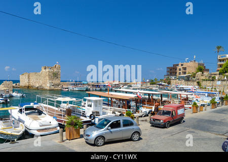 Porto e Castello dei crociati nella città fenicia di Byblos, Libano, abitato ininterrottamente per più di 7000 anni. Foto Stock