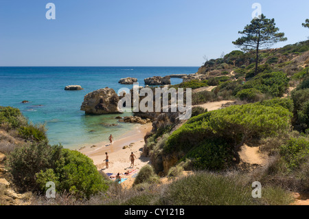 Il Portogallo, Algarve, piccola baia di Praia da Oura Foto Stock