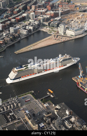 Le foto aeree di Celebrity Silhouette, una nave da crociera di proprietà di Celebrity Cruises, in barca a vela nel porto di Amburgo in Germania. Foto Stock