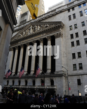 Visualizzare molte persone neo-classico New York Stock Exchange, Broad Street da 23 Wall Street, il Quartiere Finanziario di New York Foto Stock