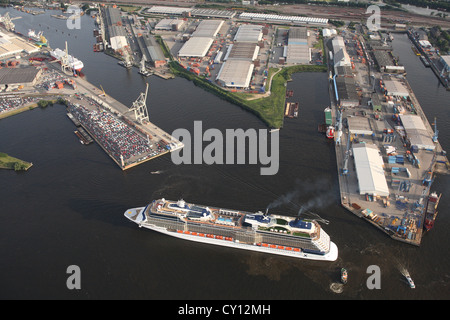 Le foto aeree di Celebrity Silhouette, una nave da crociera di proprietà di Celebrity Cruises, in barca a vela nel porto di Amburgo in Germania. Foto Stock