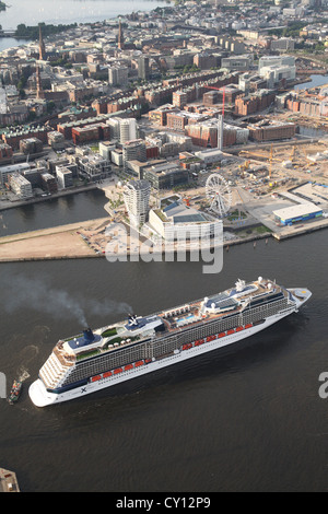 Le foto aeree di Celebrity Silhouette, una nave da crociera di proprietà di Celebrity Cruises, in barca a vela nel porto di Amburgo in Germania. Foto Stock