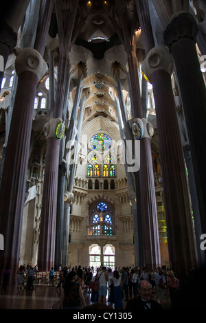 Interno della Basilica della Sagrada Familia progettata da opere di Antoni Gaudì a Barcellona Spagna Foto Stock