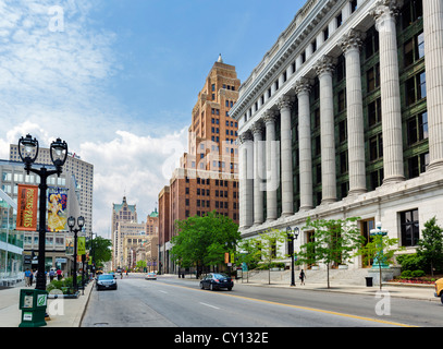 East Wisconsin Avenue nel centro di Milwaukee con la Northwestern mutuo headquarteres edificio sulla destra, Wisconsin, STATI UNITI D'AMERICA Foto Stock