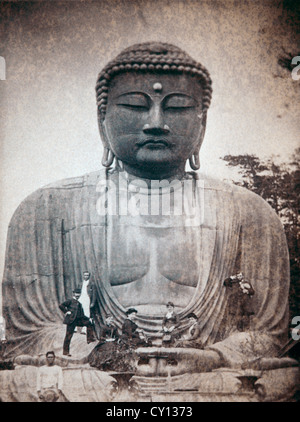 I turisti in posa di fronte del Grande Buddha di bronzo, Daibutsu a Kamakura, Giappone, albume fotografia, circa 1883 Foto Stock