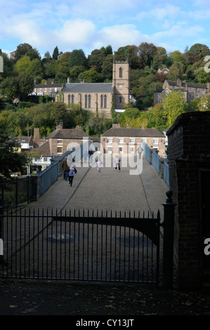 San Luca la Chiesa Ironbridge Shropshire guardando attraverso l'ironbridge Foto Stock