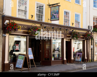 Bristol è una città di mercato nel Wiltshire, Inghilterra famoso per il Wadworth birreria e la vicina Kennet and Avon Canal. Foto Stock