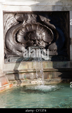 Il memoriale della Victoria di fronte a Buckingham Palace e il centro commerciale di Londra, Inghilterra, Regno Unito. Foto Stock