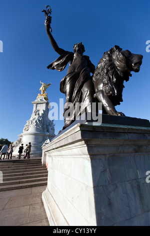 Statua in bronzo di pace sul memoriale della Victoria di fronte a Buckingham Palace e il centro commerciale di Londra, Inghilterra, Regno Unito. Foto Stock