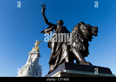 Statua in bronzo di pace sul memoriale della Victoria di fronte a Buckingham Palace e il centro commerciale di Londra, Inghilterra, Regno Unito. Foto Stock