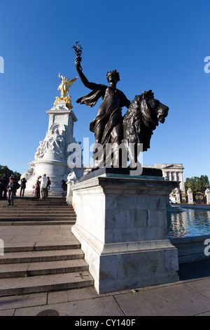 Statua in bronzo di pace sul memoriale della Victoria di fronte a Buckingham Palace e il centro commerciale di Londra, Inghilterra, Regno Unito. Foto Stock