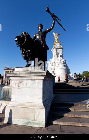 Statua in bronzo di progredire sul memoriale della Victoria di fronte a Buckingham Palace e il centro commerciale di Londra, Inghilterra, Regno Unito. Foto Stock