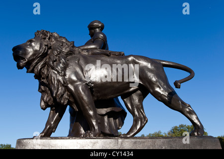 Statua in bronzo di agricoltura sul memoriale della Victoria di fronte a Buckingham Palace e il centro commerciale di Londra, Inghilterra, Regno Unito. Foto Stock