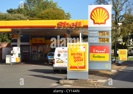 Distributore di benzina Shell, Leamington Spa Warwickshire, Regno Unito Foto Stock