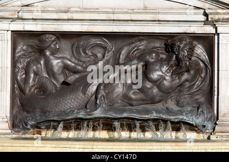 Targa di bronzo di una sirena fontana sul memoriale della Victoria di fronte a Buckingham Palace e il centro commerciale di Londra, Inghilterra, Regno Unito. Foto Stock