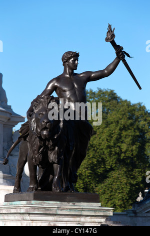 Statua in bronzo di progredire sul memoriale della Victoria di fronte a Buckingham Palace e il centro commerciale di Londra, Inghilterra, Regno Unito. Foto Stock