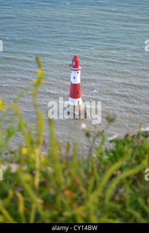 Vista del faro da Beachy Head scogliere, vicino a Eastbourne in East Sussex, Inghilterra. Foto Stock