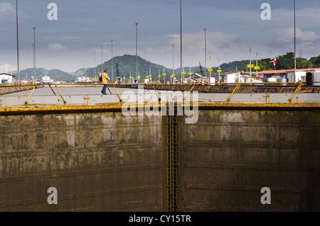 Panama Panama Canal un lavoratore attraversa i cancelli chiusi del Miraflores Locks sul Canale di Panama Foto Stock