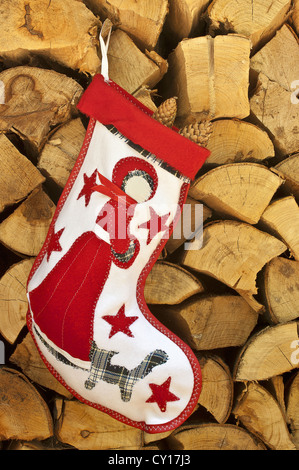 Calza di Natale con Snow-Princess su uno sfondo di legno Foto Stock