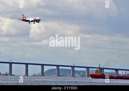 Tam atterraggio aereo all'aeroporto Santos Dumont di Rio de Janeiro in Brasile America del Sud Foto Stock