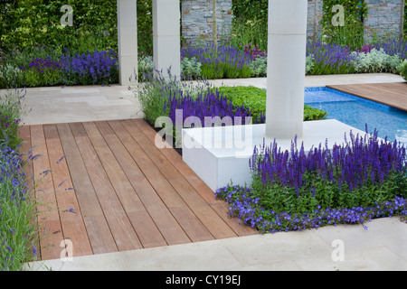 Progettate in stile contemporaneo giardino con piscina. Foto Stock